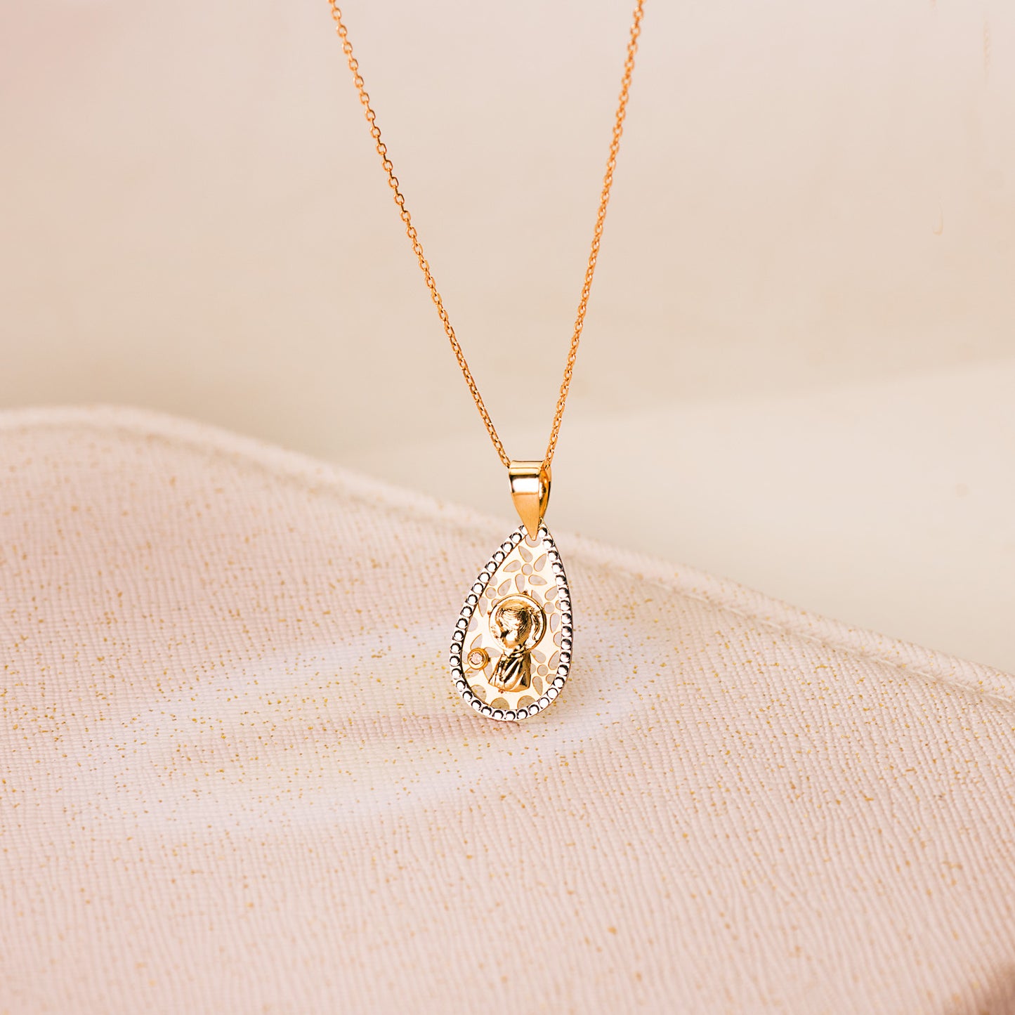 18K MEDALLA ORO AMARILLO ORO BICOLOR VIRGEN NIÑA CALADA BORDES TALLADOS 19X12 MM