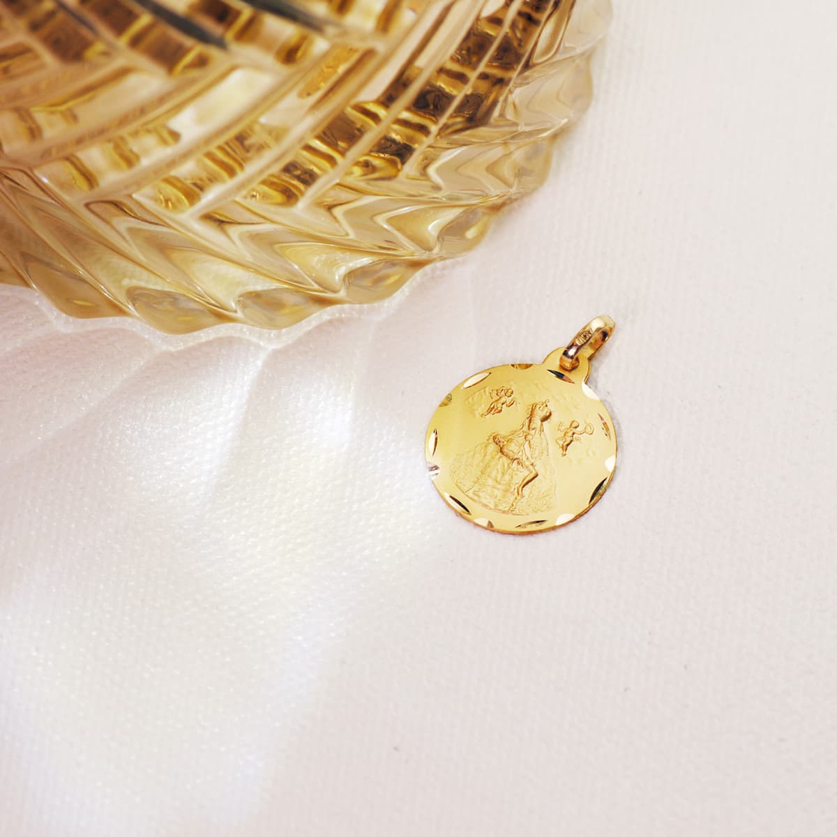 18K MEDALLA ORO AMARILLO VIRGEN DE AFRICA TALLADA 18 MM