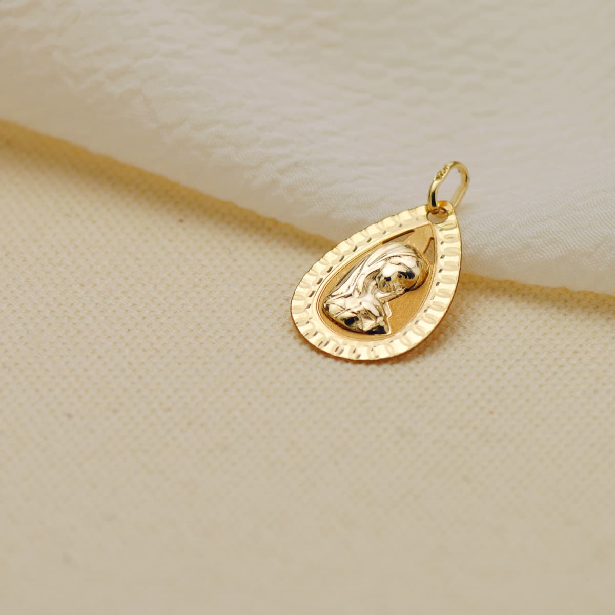 9K MEDALLA ORO AMARILLO GOTA CON VIRGEN NIÑA Y BORDE TALLADO 20X13 MM