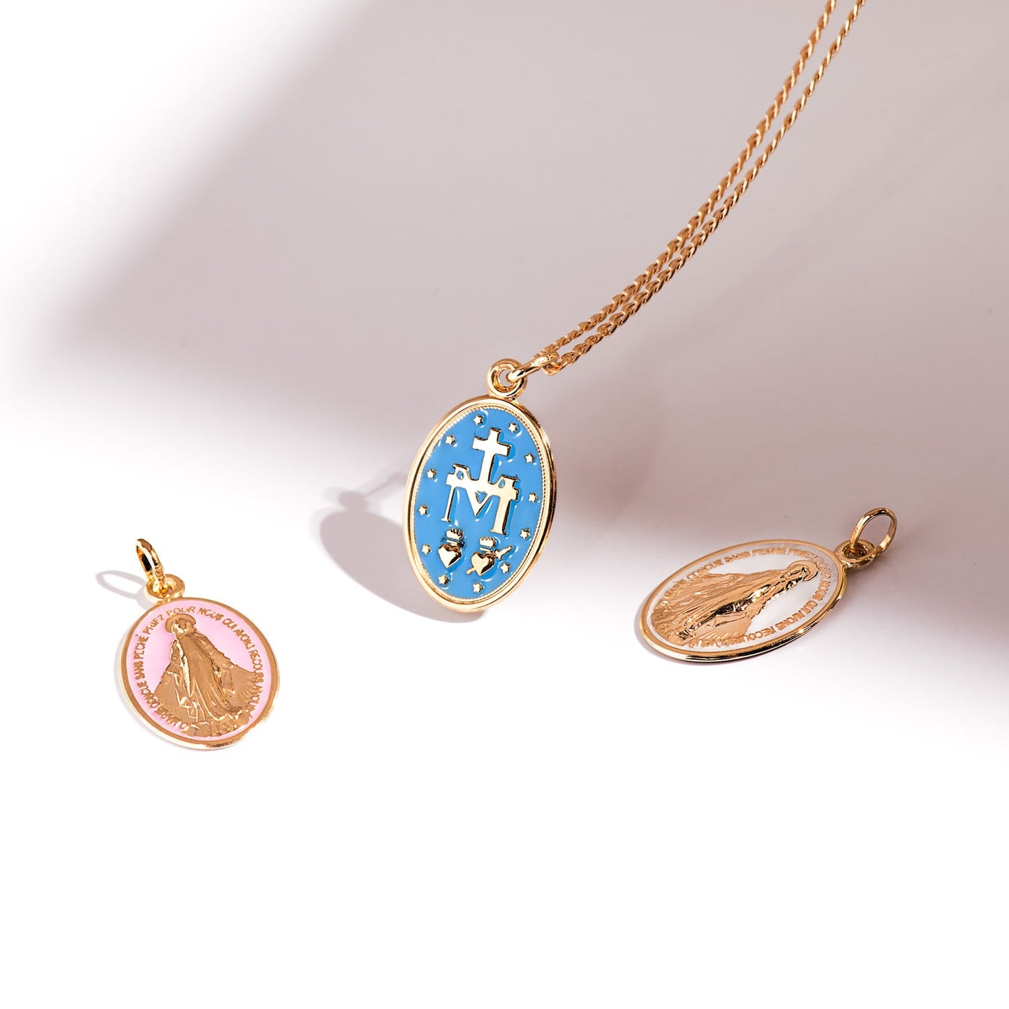 18K MEDALLA ORO AMARILLO VIRGEN MILAGROSA OVAL ESMALTE ROSA. MEDIDA: 20 X 14 MM