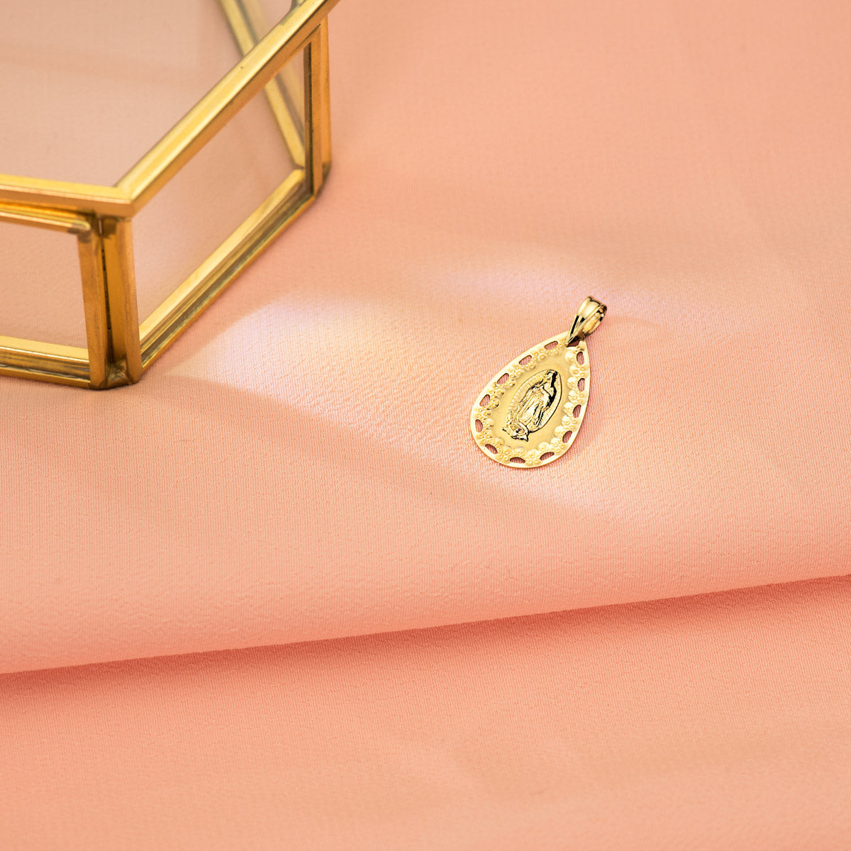 18K MEDALLA ORO AMARILLO VIRGEN DE GUADALUPE CERCO CALADO Y TALLADO 22X14 MM