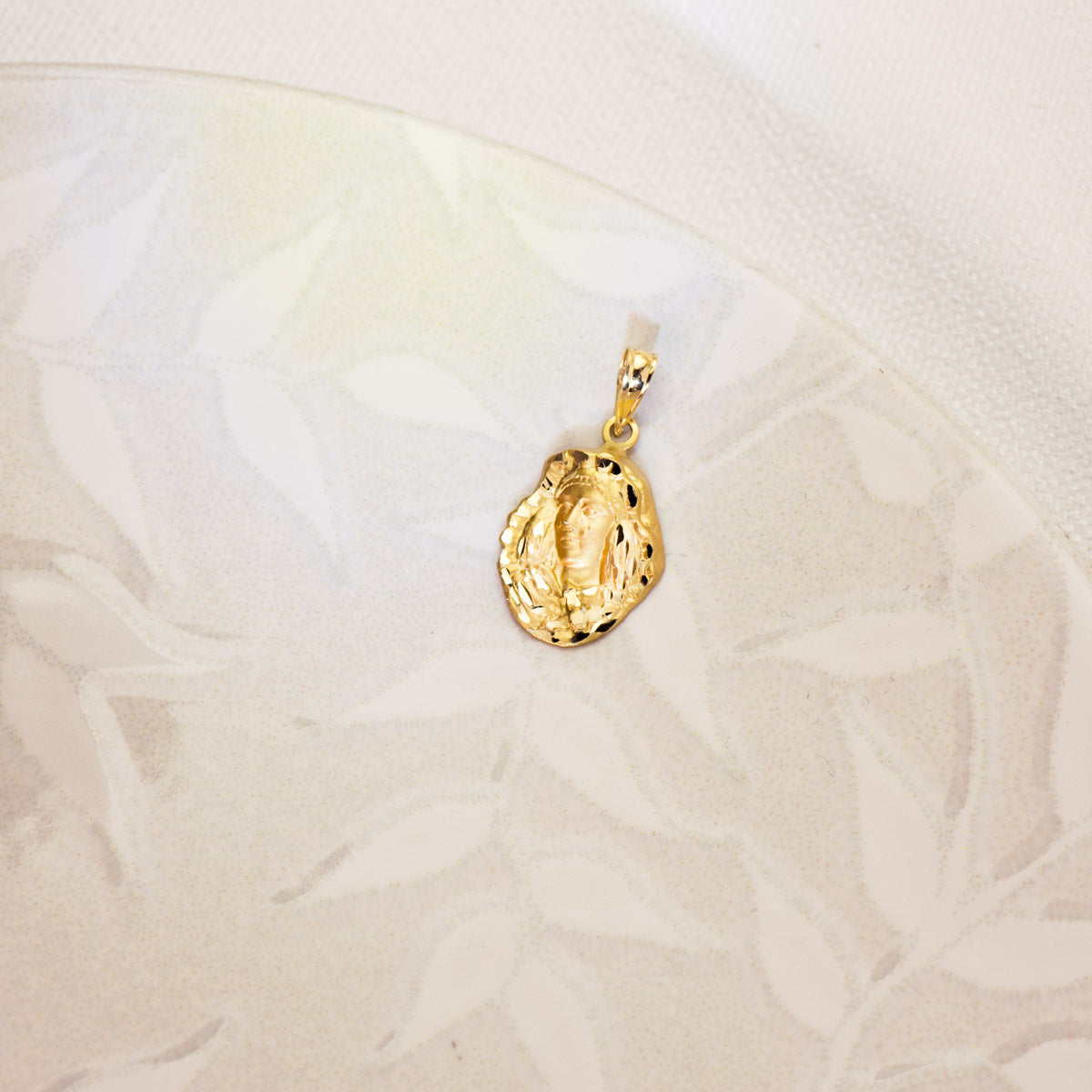 18K MEDALLA ORO AMARILLO ESPERANZA DE TRIANA SILUETA TALLADA 17X13 MM