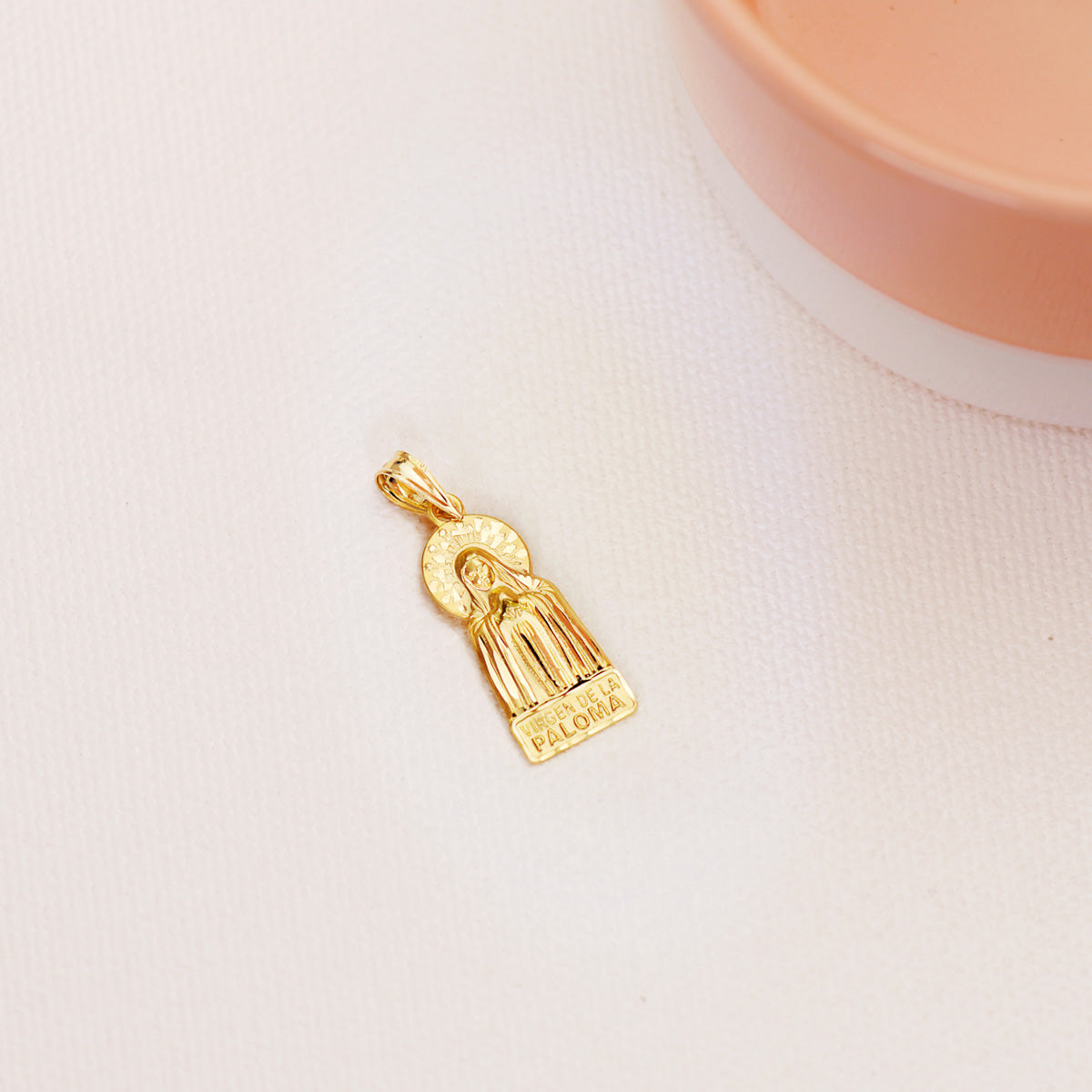 18K MEDALLA ORO AMARILLO VIRGEN DE LA PALOMA SILUETA TALLADA 27X12 MM