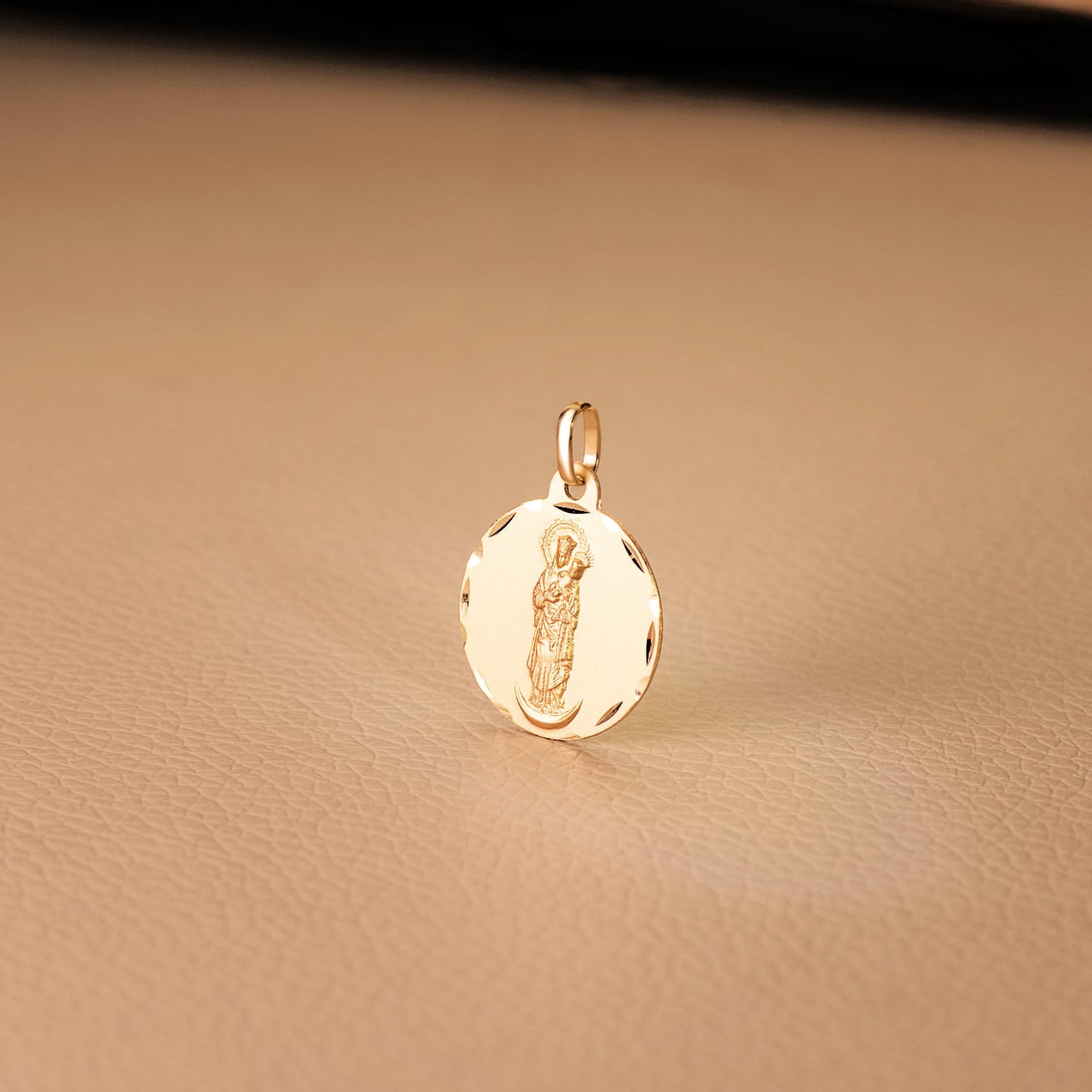 18K MEDALLA ORO AMARILLO VIRGEN DE LA ALMUDENA TALLADA 18 MM