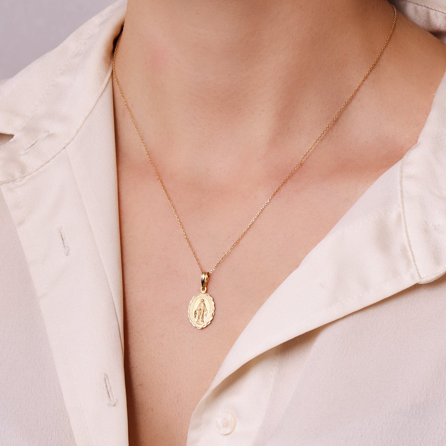 18K MEDALLA ORO AMARILLO VIRGEN DE LA MILAGROSA OVAL TALLADA 15X11 MM